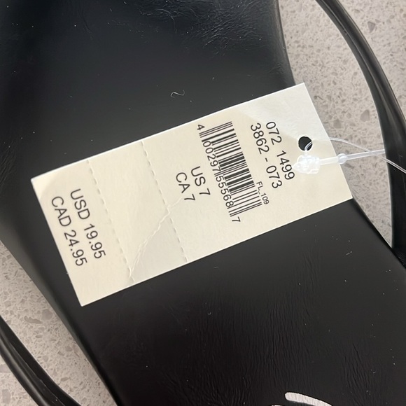 Aerie black flip flops - Picture 2 of 3